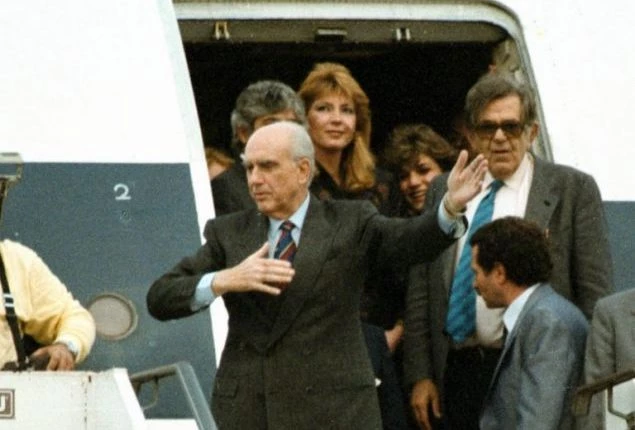 Ένα νεύμα, μια ιστορία: 30 χρόνια από τότε που ο Ανδρέας Παπανδρέου ζήτησε από την Δήμητρα Λιάνη να τον ακολουθήσει (βίντεο)